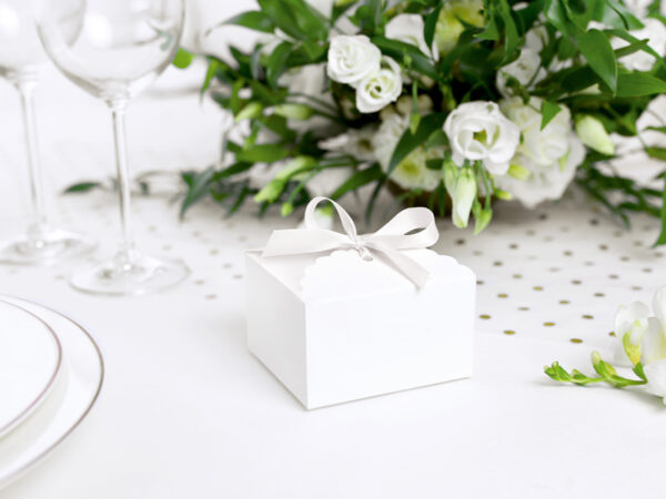 kutiq-v-bqlo-za-ukrasa-na-bebeshko-parti